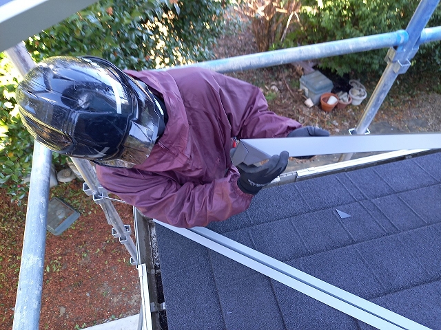 屋根工事をするスタッフ